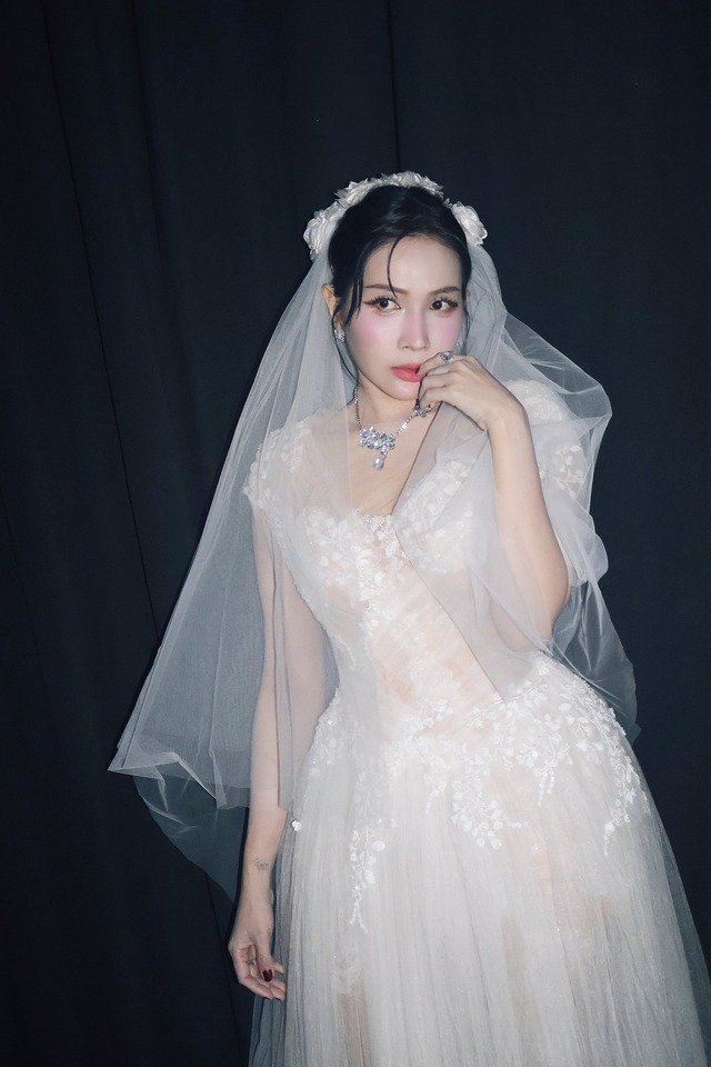 "Đệ nhất mỹ nhân làng hài" thử váy cưới, chuẩn bị theo chồng?- Ảnh 2. "Đệ nhất mỹ nhân làng hài" thử váy cưới, chuẩn bị theo chồng?- Ảnh 2.