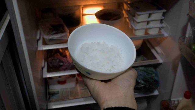 Để nắm muối vào tủ lạnh, công dụng "vàng 10", ai đọc xong cũng muốn làm thử - Ảnh 1.