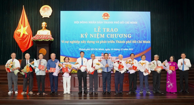 Chủ tịch Tp.HCM: Xây dựng Trung tâm tài chính quốc tế là “cứu cánh” để bứt phá- Ảnh 4. Chủ tịch Tp.HCM: Xây dựng Trung tâm tài chính quốc tế là “cứu cánh” để bứt phá- Ảnh 4.