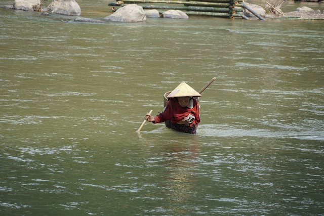 Cây cầu vượt sông 'có một không hai' từ bàn tay khéo của người vùng cao- Ảnh 1. Cây cầu vượt sông 'có một không hai' từ bàn tay khéo của người vùng cao- Ảnh 1.