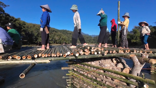 Cây cầu vượt sông 'có một không hai' từ bàn tay khéo của người vùng cao- Ảnh 4. Cây cầu vượt sông 'có một không hai' từ bàn tay khéo của người vùng cao- Ảnh 4.