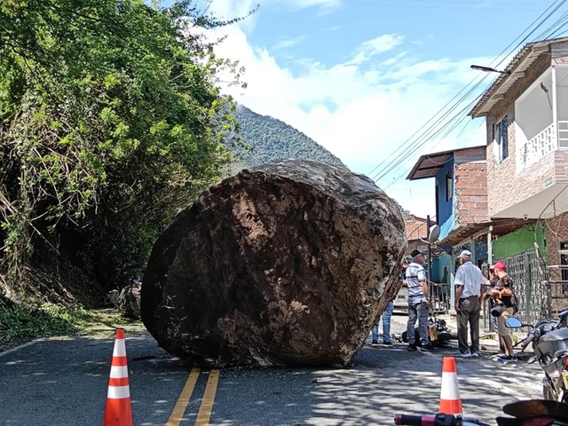 Tảng đá khổng lồ rơi xuống đường, đè trúng xe máy - Ảnh 1.