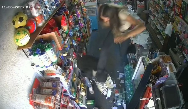 Bị đe dọa, nữ nhân viên "tung cước" hạ gục tên cướp - Ảnh 1.