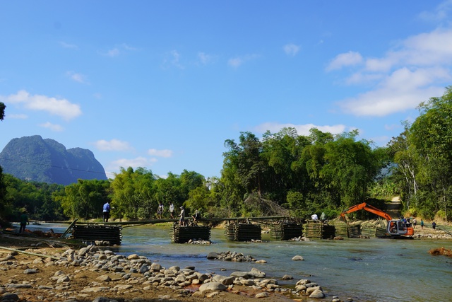 Cây cầu vượt sông 'có một không hai' từ bàn tay khéo của người vùng cao- Ảnh 5. Cây cầu vượt sông 'có một không hai' từ bàn tay khéo của người vùng cao- Ảnh 5.