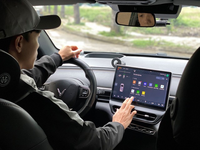 Chọn VinFast VF 6 làm xe đầu đời, chủ xe chia sẻ: Dùng gia đình yên tâm, làm dịch vụ cũng hời - Ảnh 1.