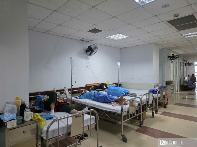 Bệnh viện Ung bướu Đà Nẵng quá tải: “Chỉ mong có thêm chỗ nằm, bớt cảnh chen chúc”- Ảnh 2.