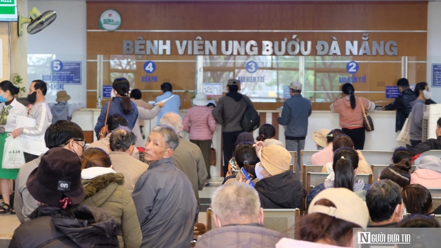 Bệnh viện Ung bướu Đà Nẵng quá tải: “Chỉ mong có thêm chỗ nằm, bớt cảnh chen chúc”- Ảnh 9.