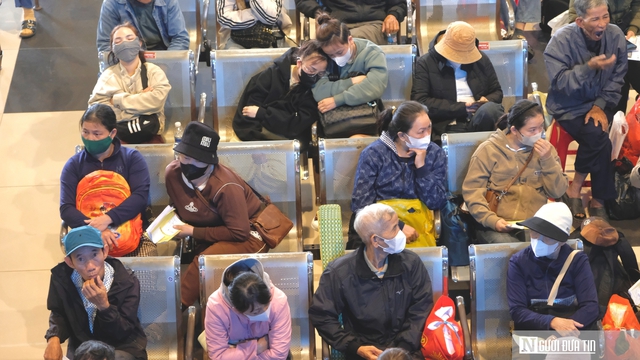 Bệnh viện Ung bướu Đà Nẵng quá tải: “Chỉ mong có thêm chỗ nằm, bớt cảnh chen chúc”- Ảnh 10.