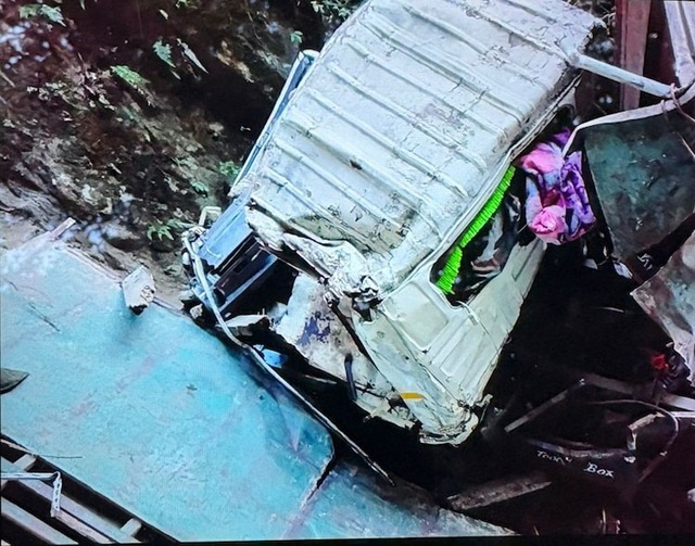 Xe tải rơi xuống vực sâu khiến 14 người tử vong thương tâm - Ảnh 1.