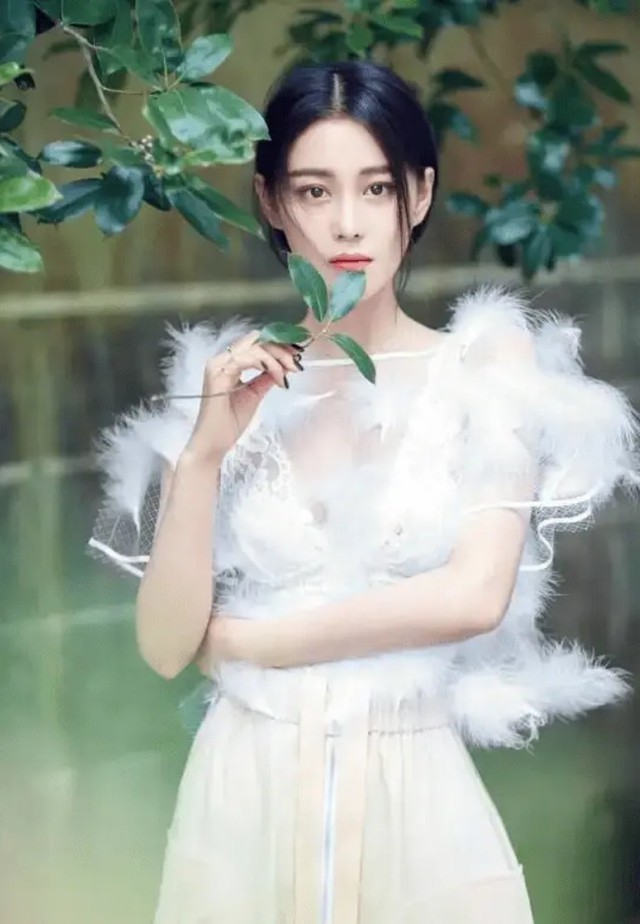 Rũ mác "gái hư", mỹ nhân showbiz chọn cuộc sống an yên bên chồng quân nhân - Ảnh 1.