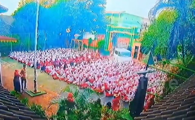 Ô tô lao xuyên qua cổng trường, đâm trúng học sinh đang đứng chào cờ - Ảnh 1.