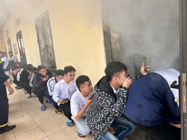 1.200 học sinh trải nghiệm kỹ năng thoát nạn trong tình huống cháy nổ - Ảnh 2.