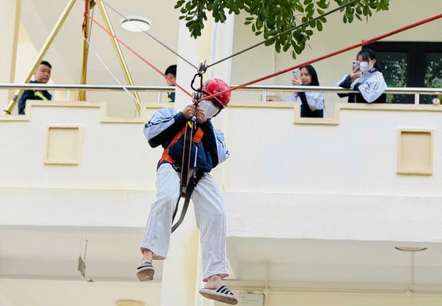 1.200 học sinh trải nghiệm kỹ năng thoát nạn trong tình huống cháy nổ - Ảnh 5.