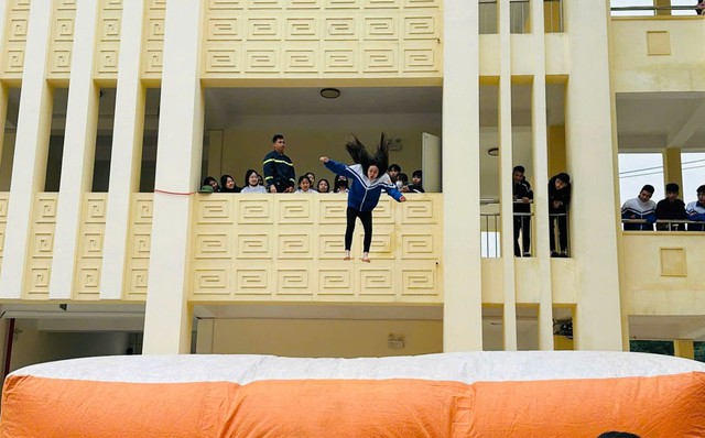 1.200 học sinh trải nghiệm kỹ năng thoát nạn trong tình huống cháy nổ - Ảnh 6.