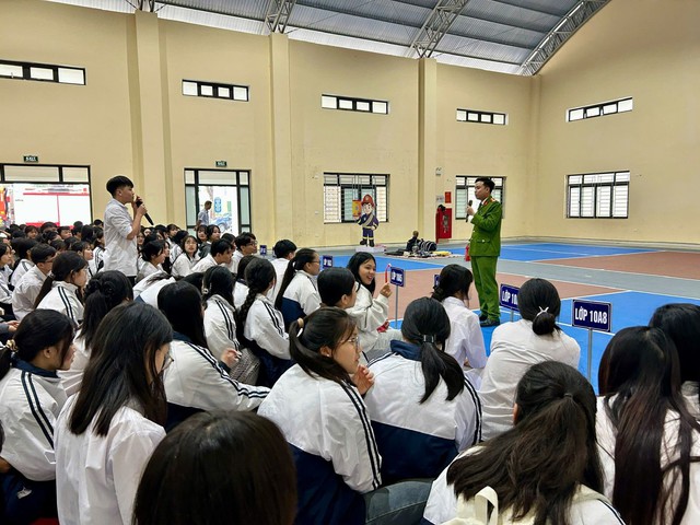 1.200 học sinh trải nghiệm kỹ năng thoát nạn trong tình huống cháy nổ - Ảnh 1.