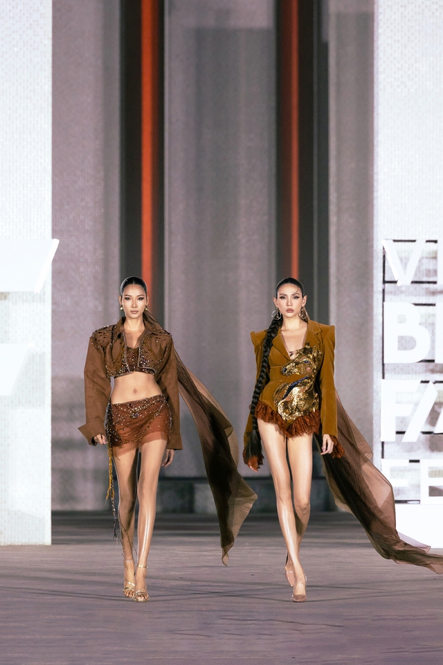 Hoàng Thùy - Võ Hoàng Yến song hành vedette, tạo khoảnh khắc bùng nổ trên sàn diễn- Ảnh 5. Hoàng Thùy - Võ Hoàng Yến song hành vedette, tạo khoảnh khắc bùng nổ trên sàn diễn- Ảnh 5.