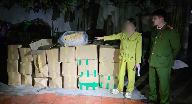 Phát hiện gần 2 tấn lòng lợn nấm mốc, không rõ nguồn gốc - Ảnh 1.