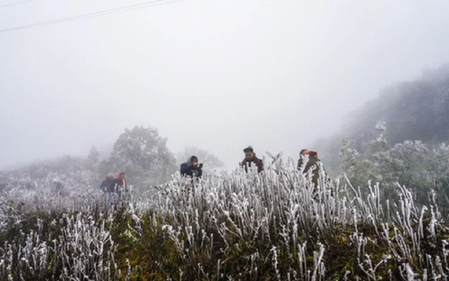 Không khí lạnh đồn dập miền Bắc chìm trong giá rét, dự báo nơi rét nhất- Ảnh 1. Không khí lạnh đồn dập miền Bắc chìm trong giá rét, dự báo nơi rét nhất- Ảnh 1.