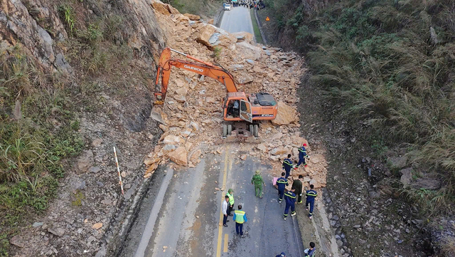 Danh tính các nạn nhân tử vong trong vụ sạt lở tại quốc lộ 6 - Ảnh 1.