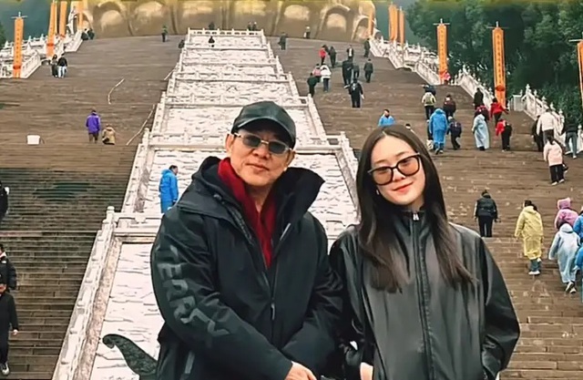 Lý Liên Kiệt xuất tại núi Cửu Hoa sau tin đồn thay máu và trẻ hóa - Ảnh 1. Lý Liên Kiệt xuất tại núi Cửu Hoa sau tin đồn thay máu và trẻ hóa - Ảnh 1.