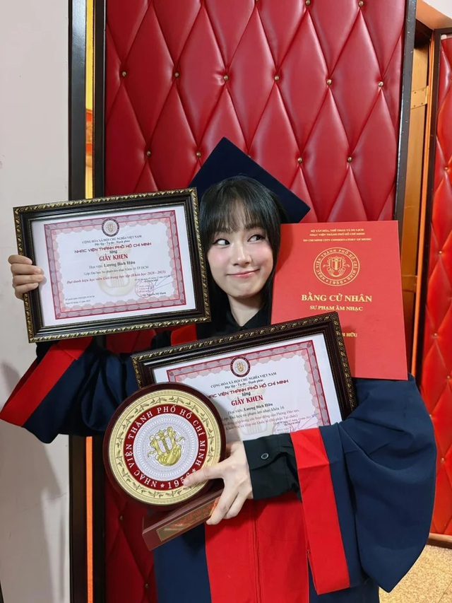 Ca sĩ Lương Bích Hữu tốt nghiệp đại học ở tuổi 41 - Ảnh 1. Ca sĩ Lương Bích Hữu tốt nghiệp đại học ở tuổi 41 - Ảnh 1.