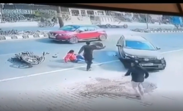 Đâm trúng người đi xe máy, 2 tài xế ô tô phóng xe bỏ chạy - Ảnh 1.