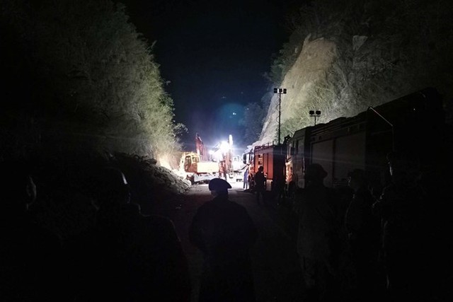 Danh tính các nạn nhân tử vong trong vụ sạt lở tại quốc lộ 6 - Ảnh 2.