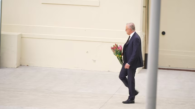 Thủ tướng Australia tuyên bố cứng rắn sau vụ xả súng kinh hoàng tại bãi biển Bondi - Ảnh 1.