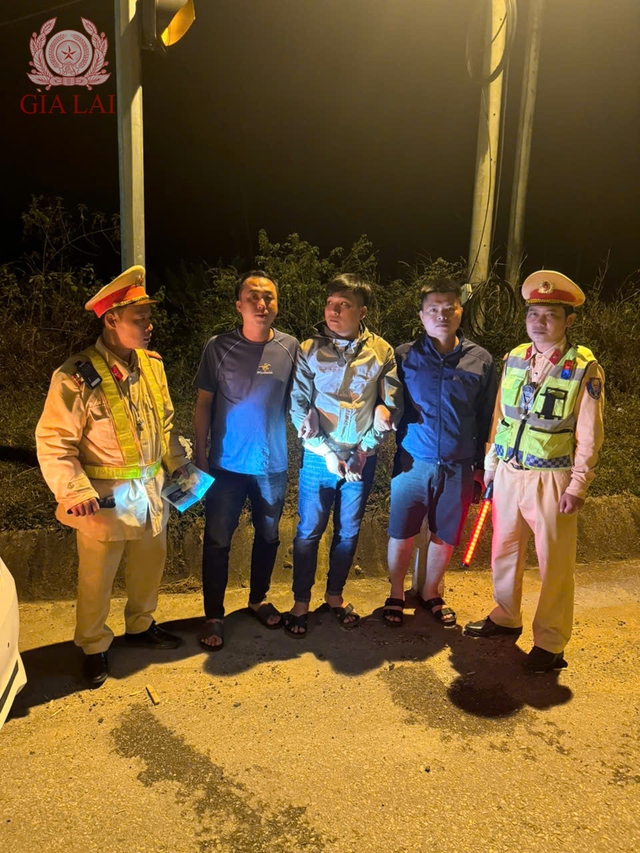 Bắt giữ đối tượng truy nã đang trên đường trốn chạy - Ảnh 1.