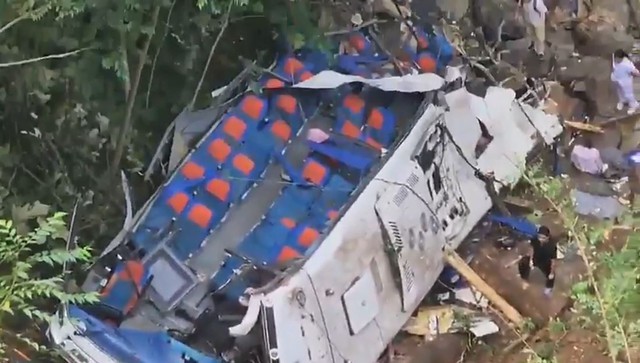 Xe buýt chở học sinh đi dã ngoại lao xuống vực, 16 người tử vong - Ảnh 1.