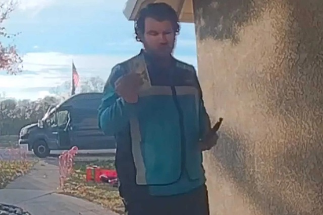 Phát hiện tiền rơi trước cửa nhà, tài xế giao hàng có hành động bất ngờ - Ảnh 1. Xem lại camera chủ nhà phát hiện tài xế giao hàng làm điều này - Ảnh 1.