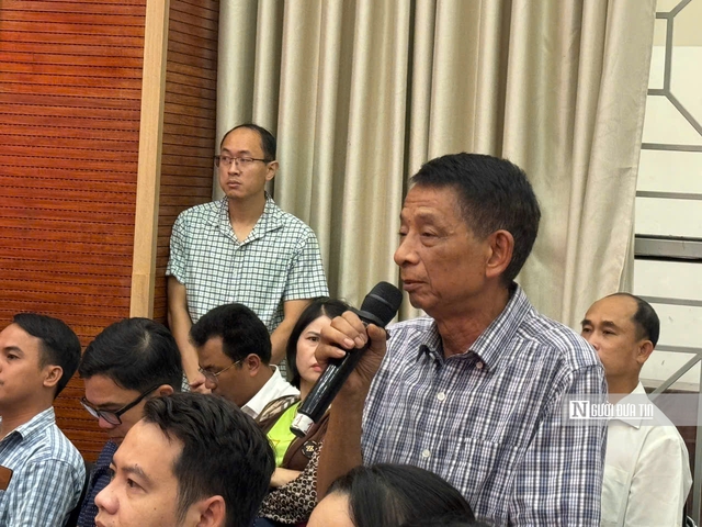 Bí thư Thành ủy Tp.HCM tiếp xúc cử tri, ghi nhận nhiều ý kiến về đất đai - Ảnh 1.