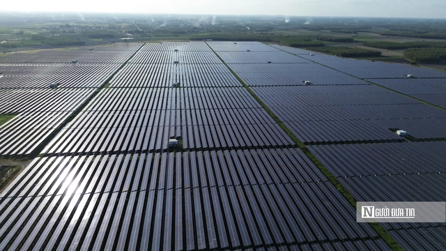 Cận cảnh “rừng pin” mặt trời trên hồ Dầu Tiếng - Ảnh 3.