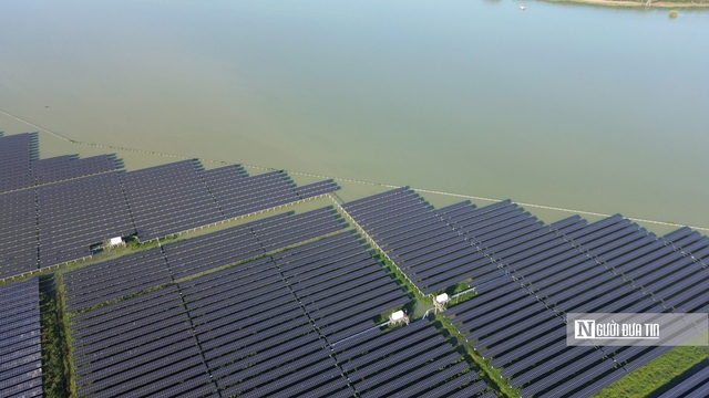Cận cảnh “rừng pin” mặt trời trên hồ Dầu Tiếng - Ảnh 7.