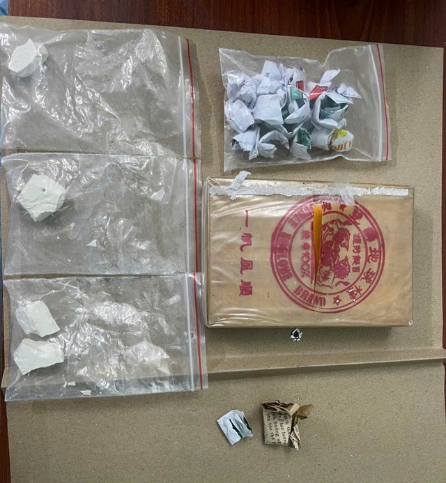 B&iacute; mật b&ecirc;n trong ng&ocirc;i nh&agrave; tường r&agrave;o cao, nu&ocirc;i 10 con ch&oacute; c&ugrave;ng hệ thống camera gi&aacute;m s&aacute;t xung quanh- Ảnh 1.