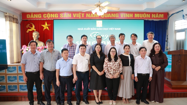 NXB Gi&aacute;o dục Việt Nam đ&atilde; trao tặng hơn 1,2 triệu cuốn SGK - Ảnh 2.