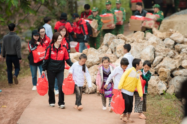 H&agrave;nh tr&igrave;nh &ldquo;Giao nắng&rdquo; khiến tr&aacute;i tim Phương Anh Đ&agrave;o mềm lại: &ldquo;T&ocirc;i ước m&igrave;nh đến sớm hơn với c&aacute;c em&rdquo; - Ảnh 2.