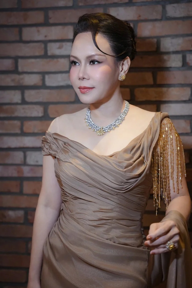 Danh h&agrave;i Việt Hương khoe nhan nhắc kh&aacute;c lạ khiến kh&aacute;n giả giật m&igrave;nh - Ảnh 3.