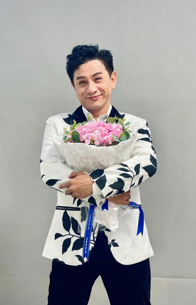 Nam nghệ sĩ Đình Toàn ở tuổi U50 vẫn ngủ với mẹ, không sợ tuổi già cô quạnh - Ảnh 1.