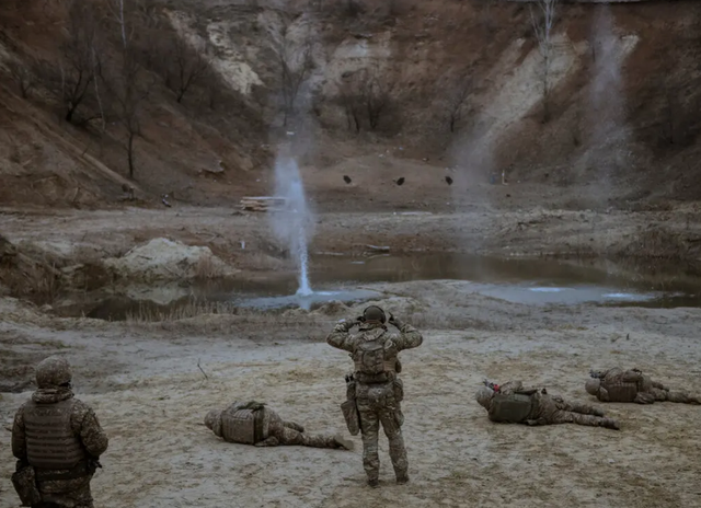 T&igrave;nh h&igrave;nh Ukraine: Kế hoạch h&ograve;a b&igrave;nh đ&atilde; sẵn s&agrave;ng chuyển cho Nga, Donbass vẫn l&agrave; n&uacute;t thắt - Ảnh 1.