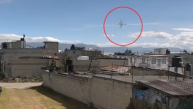 M&aacute;y bay lao thẳng xuống đất, 10 người tử vong thương t&acirc;m - Ảnh 1.