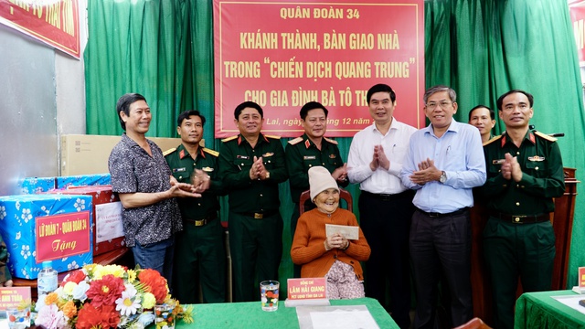 Gia Lai: B&agrave;n giao ng&ocirc;i nh&agrave; đầu ti&ecirc;n trong "Chiến dịch Quang Trung" cho người d&acirc;n- Ảnh 3.