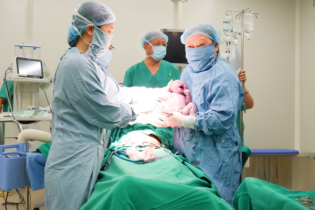 Hành trình làm mẹ kỳ diệu của sản phụ đa u xơ tử cung nhờ sóng siêu âm hội tụ cường độ cao - Ảnh 1.