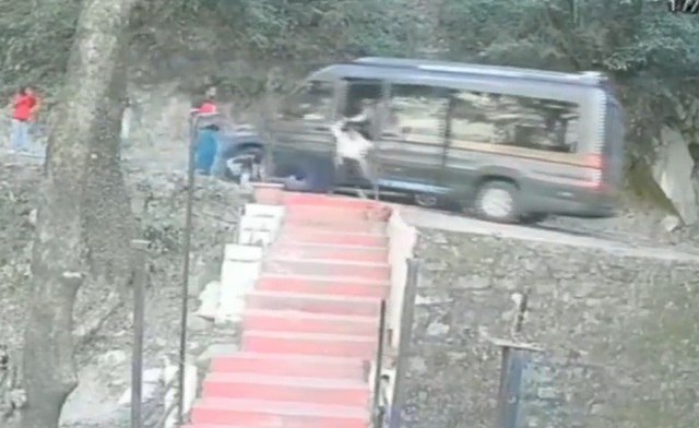 Xe ô tô trôi xuống dốc, hành khách hoảng loạn nhảy ra ngoài - Ảnh 1.