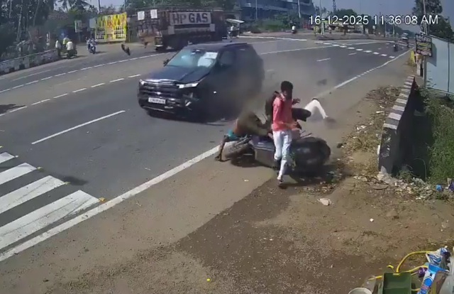 Bị ô tô đâm trúng, người đi xe máy văng lên không trung- Ảnh 1. Bị ô tô đâm trúng, người đi xe máy văng lên không trung- Ảnh 1.