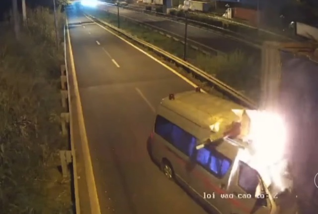 Xe cứu thương tông vào đuôi xe đầu kéo, 3 người tử vong - Ảnh 1.