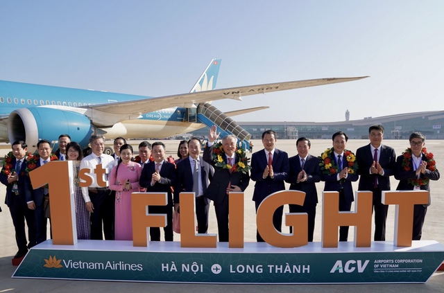 Vietnam Airlines thực hiện chuyến bay chở kh&aacute;ch đầu ti&ecirc;n tại S&acirc;n bay Long Th&agrave;nh - Ảnh 1.