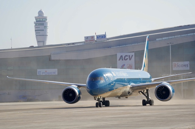 Vietnam Airlines thực hiện chuyến bay chở kh&aacute;ch đầu ti&ecirc;n tại S&acirc;n bay Long Th&agrave;nh - Ảnh 2.