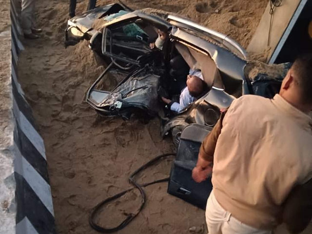 Xe tải lật nghi&ecirc;ng đ&egrave; tr&uacute;ng &ocirc; t&ocirc; con, 4 người tử vong thương t&acirc;m - Ảnh 1.