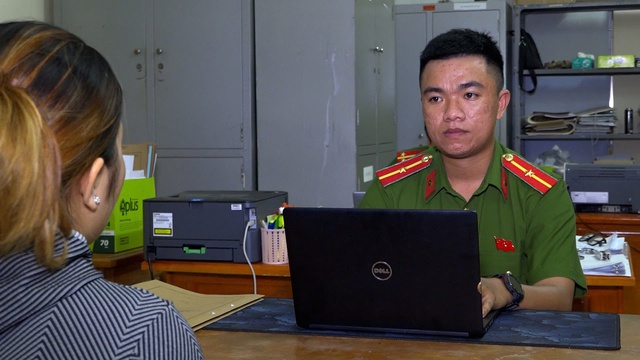 Bất ngờ với c&aacute;ch nữ 9X giấu chồng để mang 8 chiếc v&ograve;ng v&agrave;ng đi b&aacute;n - Ảnh 1.